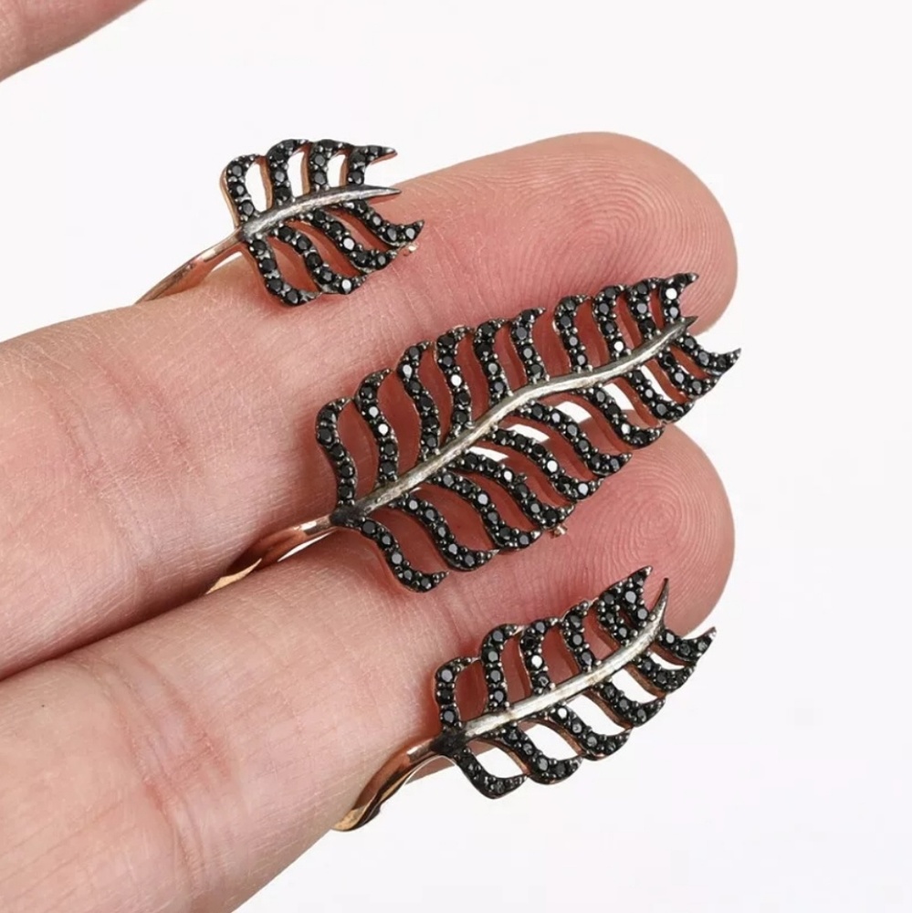 Three feather onyx finger cuff